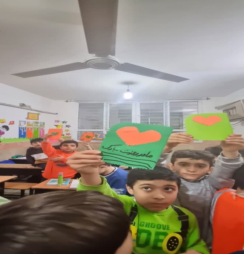 فعالیت دانش آموزان به مناسبت روز مادر