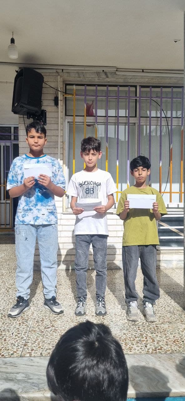 اعطای جوایز و تجلیل از دانش آموزانی ک در رشته های هنری و قرانی رتبه کسب نمونده اند